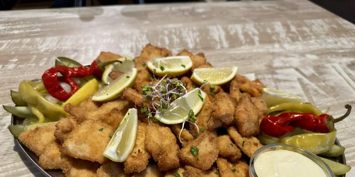 1 kg kuřecích či vepřových řízečků vč. chleba, kyselé okurky i beraních rohů