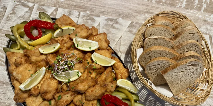 1 kg kuřecích či vepřových řízečků vč. chleba, kyselé okurky i beraních rohů