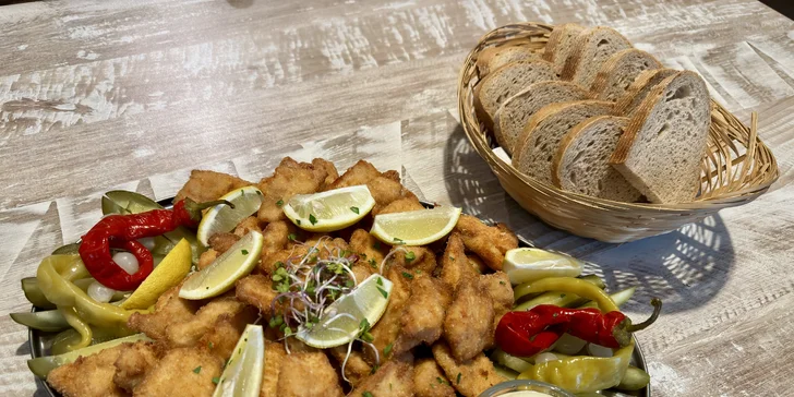 1 kg kuřecích či vepřových řízečků vč. chleba, kyselé okurky i beraních rohů