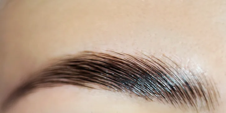 Natočení řas i fixace nepoddajného obočí: Lash lifting, laminace obočí nebo obojí