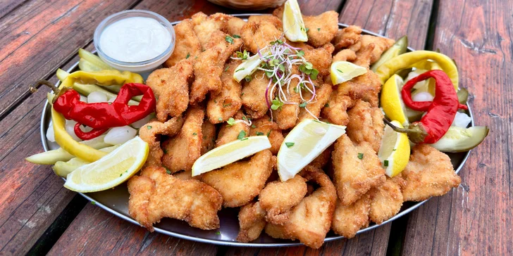 1 kg kuřecích či vepřových řízečků vč. chleba, kyselé okurky i beraních rohů
