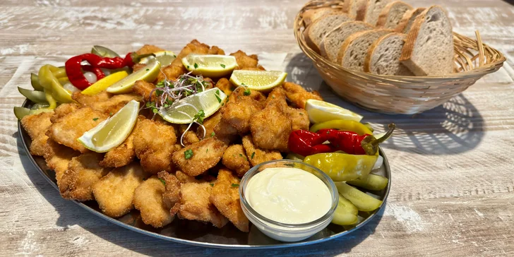 1 kg kuřecích či vepřových řízečků vč. chleba, kyselé okurky i beraních rohů