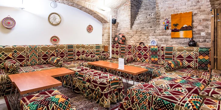 2-4 tortilly nebo plněné pity dle výběru: jehněčí, falafel, kuřecí a spousta zeleniny