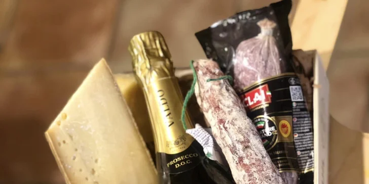 Vouchery do obchodu s delikatesami v Podolí: sýry, uzeniny, olivy, pečivo i vína a bio limonády