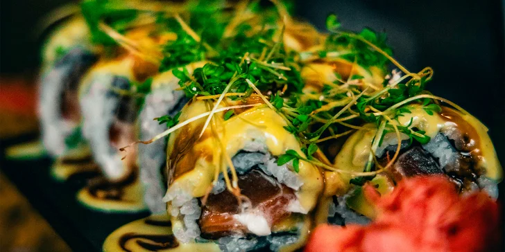 Vyladěný sushi set pro 2 či 4 osoby i s vodní dýmkou: maki, nigiri i oni rolls