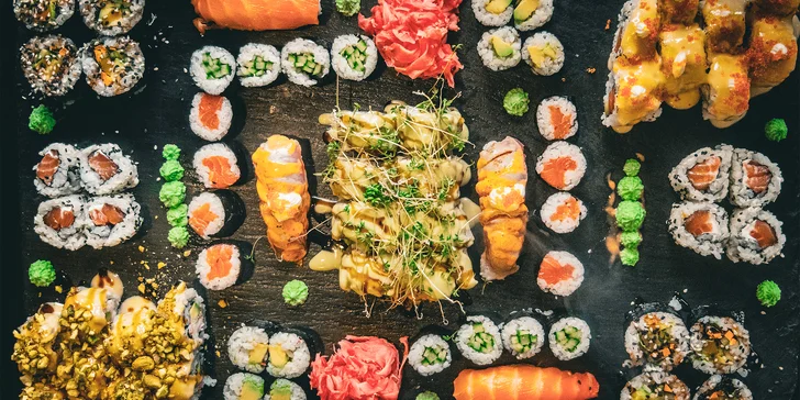 Vyladěný sushi set pro 2 či 4 osoby i s vodní dýmkou: maki, nigiri i oni rolls