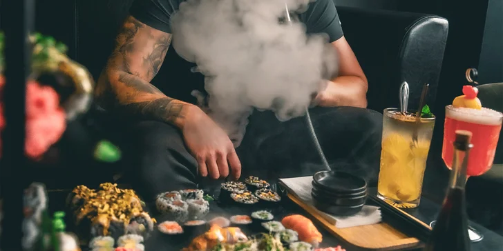 Vyladěný sushi set pro 2 či 4 osoby i s vodní dýmkou: maki, nigiri i oni rolls