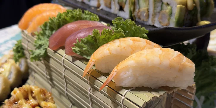 Pestré sushi sety v centru Ostravy: 30 nebo 66 ks, losos, tempura, avokádo, tuňák aj.