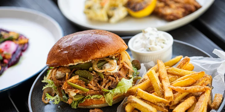 Burger podle výběru i s hranolky: grilované hovězí nebo trhané vepřové pro 1 či 2 osoby