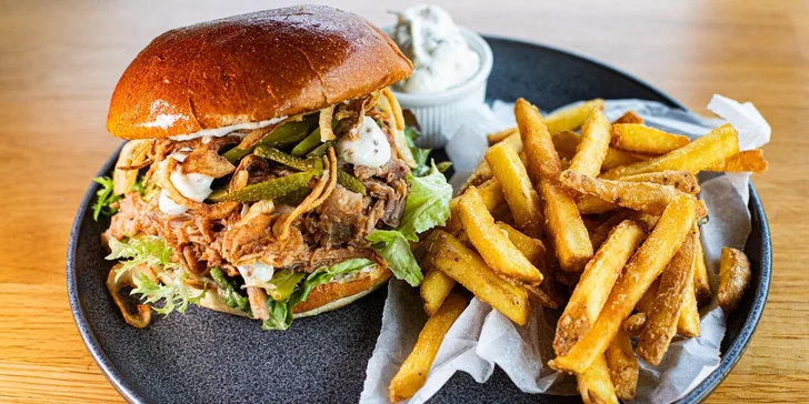 Burger podle výběru i s hranolky: grilované hovězí nebo trhané vepřové pro 1 či 2 osoby