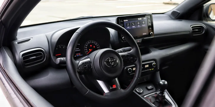 Jízda na okruhu jako řidič nebo spolujezdec v Toyotě GR Yaris