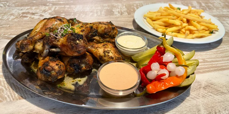 1 kg vyladěných kuřecích paliček a 300 g hranolků vč. 2 dipů a okurek