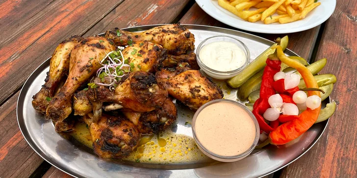 1 kg vyladěných kuřecích paliček a 300 g hranolků vč. 2 dipů a okurek