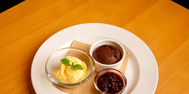 Tříchodové menu a wellness pro dva: srnčí medailonky i suflé a k tomu božský relax
