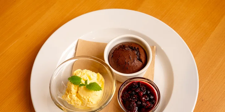 Tříchodové menu a wellness pro dva: srnčí medailonky i suflé a k tomu božský relax