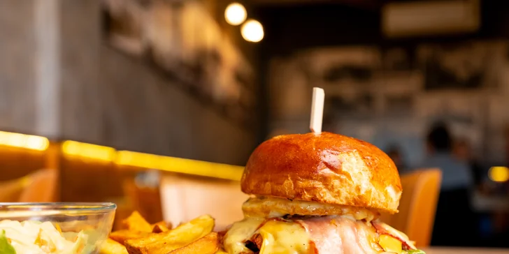 Heřmanický burger s trhaným masem a slaninou, hranolky a coleslaw pro 1 nebo 2 osoby