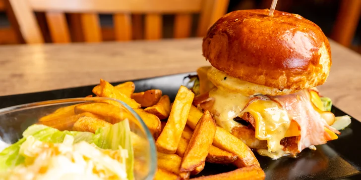 Heřmanický burger s trhaným masem a slaninou, hranolky a coleslaw pro 1 nebo 2 osoby