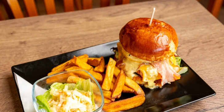 Heřmanický burger s trhaným masem a slaninou, hranolky a coleslaw pro 1 nebo 2 osoby