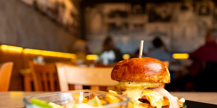 Heřmanický burger s trhaným masem a slaninou, hranolky a coleslaw pro 1 nebo 2 osoby