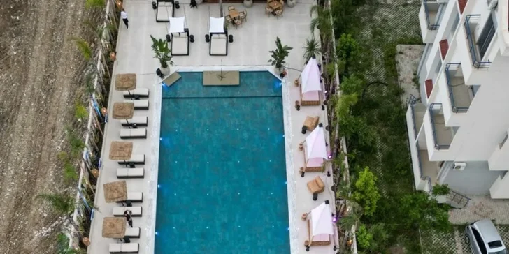 Luxusní pobyt v Albánii: 5* Hotel Regina Palm Resort, all inclusive i oblázková pláž 20 m od hotelu