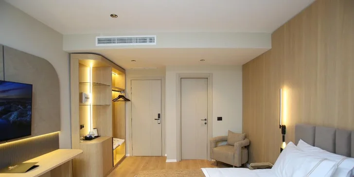 Luxusní pobyt v Albánii: 5* Hotel Regina Palm Resort, all inclusive i oblázková pláž 20 m od hotelu