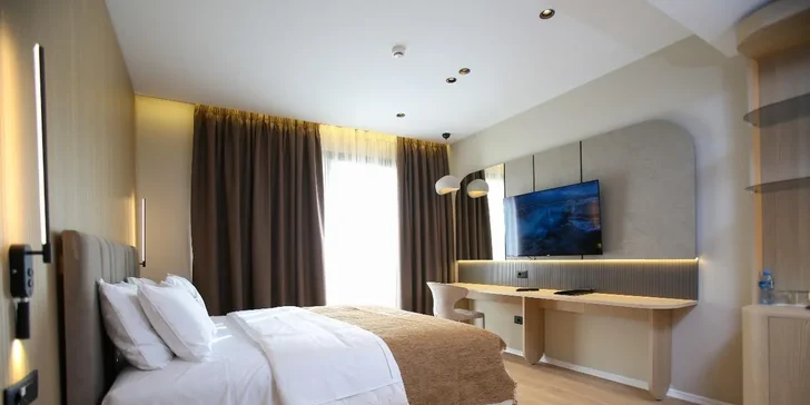 Luxusní pobyt v Albánii: 5* Hotel Regina Palm Resort, all inclusive i oblázková pláž 20 m od hotelu