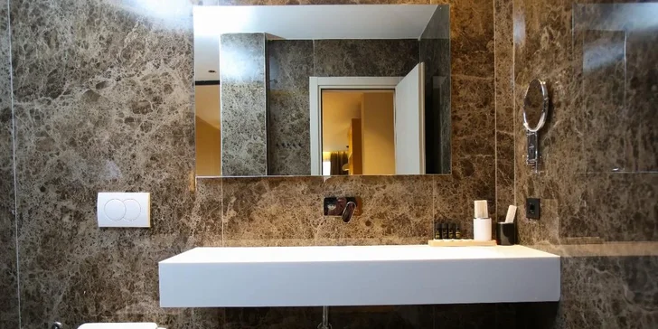 Luxusní pobyt v Albánii: 5* Hotel Regina Palm Resort, all inclusive i oblázková pláž 20 m od hotelu