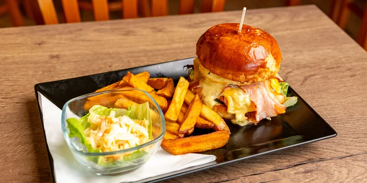 Heřmanický burger s trhaným masem a slaninou, hranolky a coleslaw pro 1 nebo 2 osoby