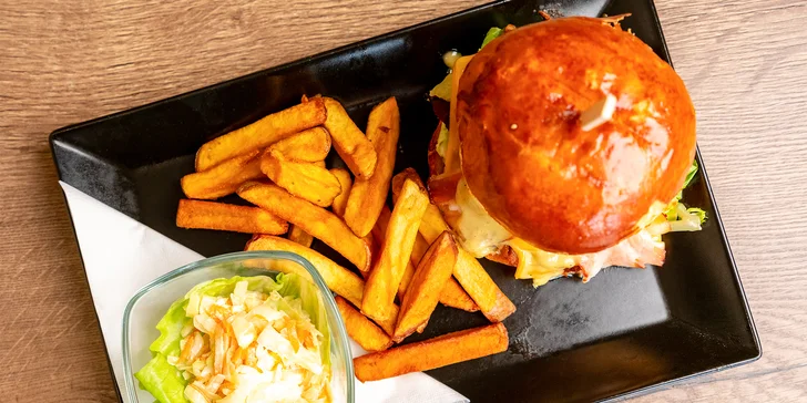 Heřmanický burger s trhaným masem a slaninou, hranolky a coleslaw pro 1 nebo 2 osoby