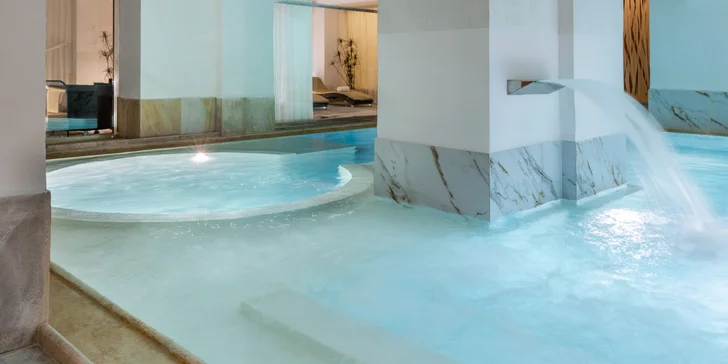 Bazén má 29 °C, je tu whirlpool i masážní trysky. 