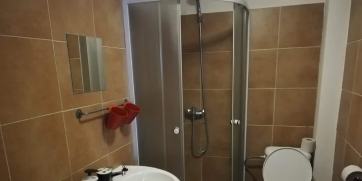 Vlastní koupelnu budete mít naproti přes chodbu. 