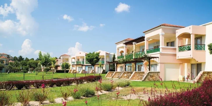 Dovolená na Rhodosu: letenka, all inclusive, šest bazénů, moře u hotelu i pestrý animační program