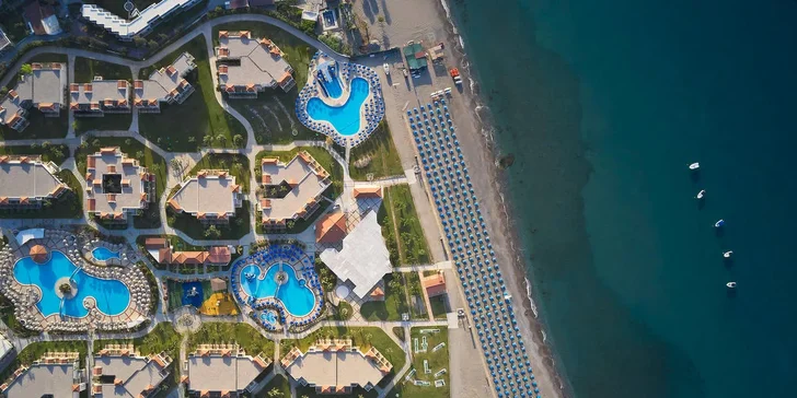 Dovolená na Rhodosu: letenka, all inclusive, šest bazénů, moře u hotelu i pestrý animační program