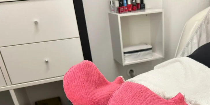 Suchá nebo mokrá pedikúra i varianta s lakováním, studio na Proseku