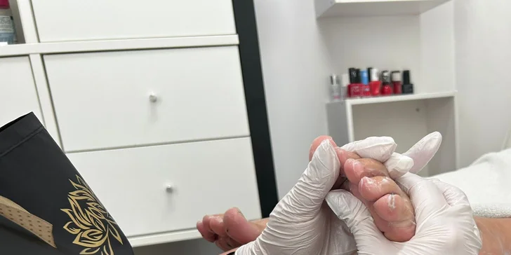 Suchá nebo mokrá pedikúra i varianta s lakováním, studio na Proseku