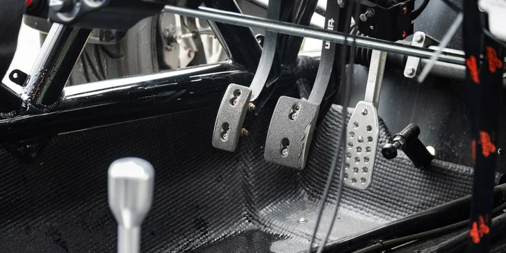 Divoká jízda po Masarykově okruhu v Brně: Ariel atom nebo Formule F4, řízení i spolujízda