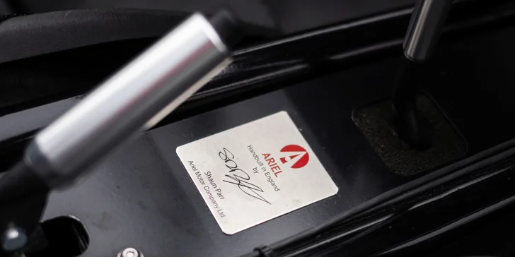Divoká jízda po Masarykově okruhu v Brně: Ariel atom nebo Formule F4, řízení i spolujízda