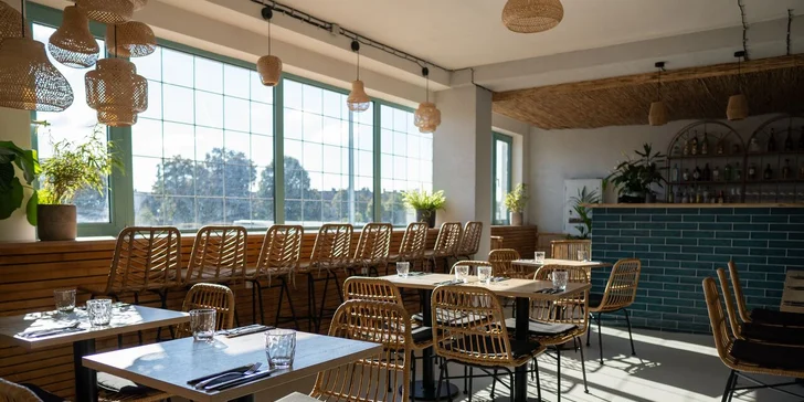 Asijské degustační menu pro 2 osoby: polévka, gyoza, sushi, curry i udon a mochi jako dezert