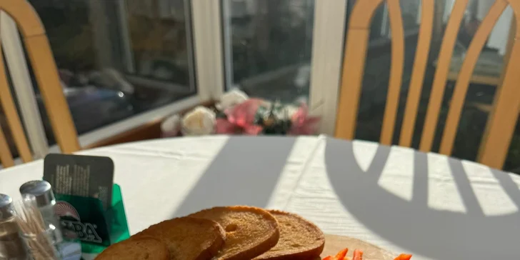 200 či 400 g namíchaného tataráku z falešné svíčkové vč. topinek a česneku