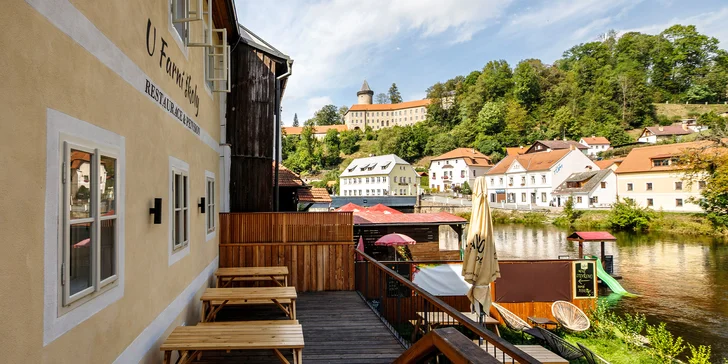 Historický penzion v Rožmberku: přímo u řeky, možnost snídaně i s vínem a privátní wellness