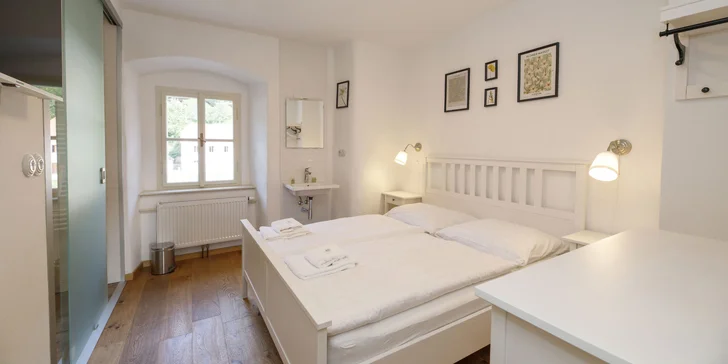 Historický penzion v Rožmberku: přímo u řeky, možnost snídaně i s vínem a privátní wellness