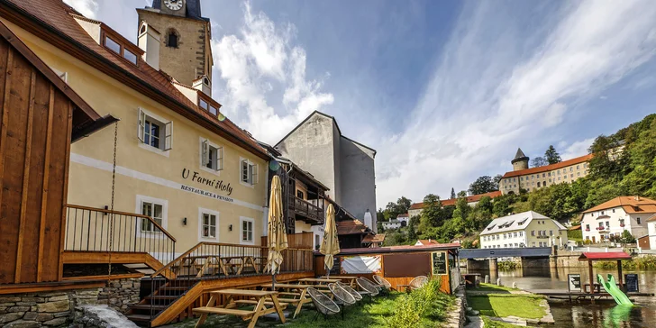 Historický penzion v Rožmberku: přímo u řeky, možnost snídaně i s vínem a privátní wellness
