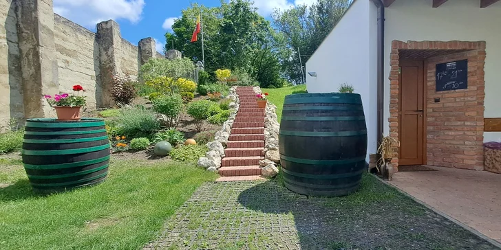 Dovolená na Moravě pro pár: penzion v Mikulově, degustace a košík s dobrotami