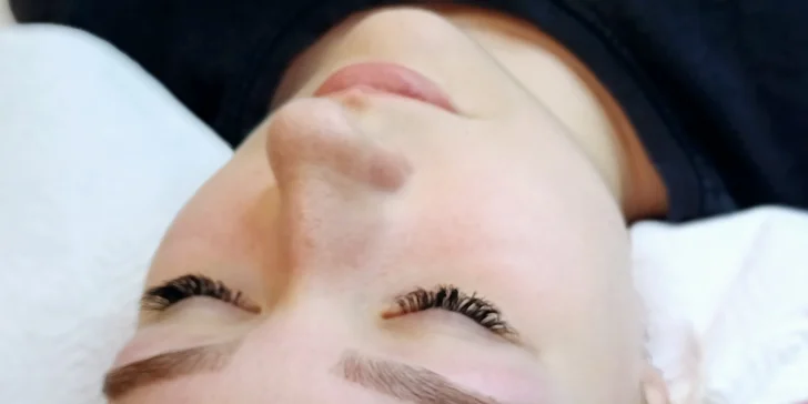 Kukadla jako filmová hvězda: laminace obočí i prodloužení řas metodou řasa na řasu