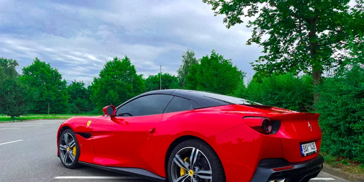 Jízda v ikonickém Ferrari Portofino: až 60 min. adrenalinu, luxusu a rychlosti