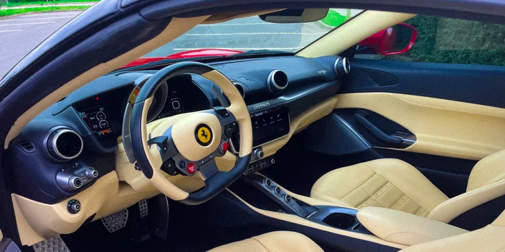 Jízda v ikonickém Ferrari Portofino: až 60 min. adrenalinu, luxusu a rychlosti