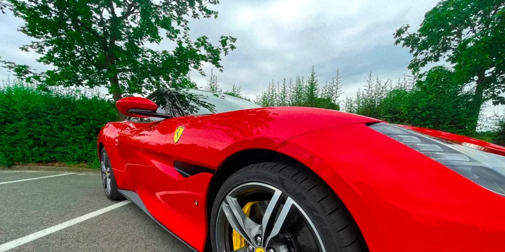 Jízda v ikonickém Ferrari Portofino: až 60 min. adrenalinu, luxusu a rychlosti