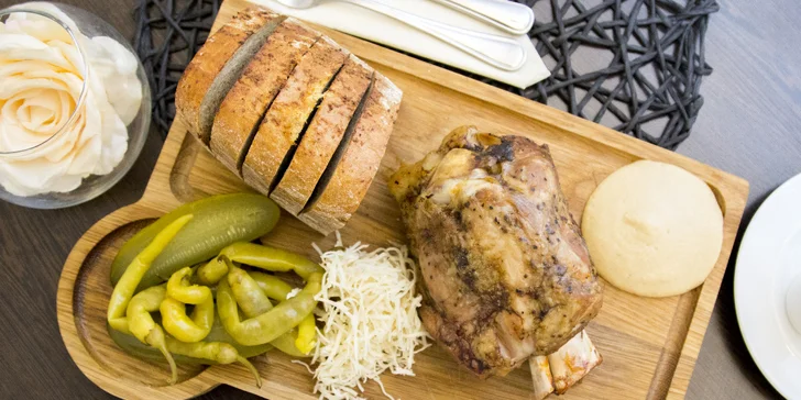 Jedno nebo dvě 900g vepřová kolena sous-vide s křenem i chlebem