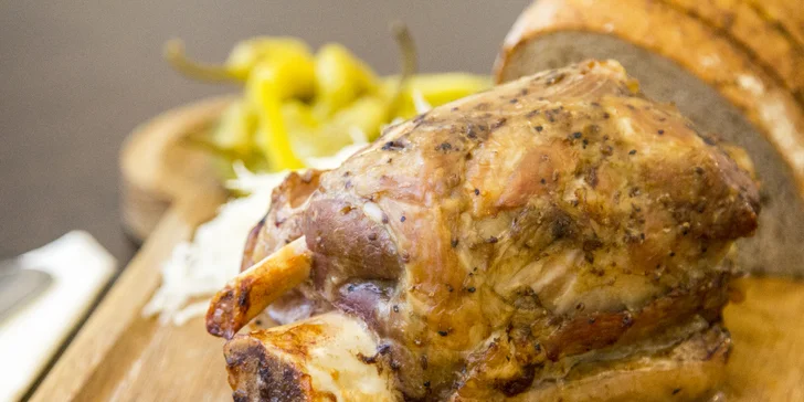 Jedno nebo dvě 900g vepřová kolena sous-vide s křenem i chlebem