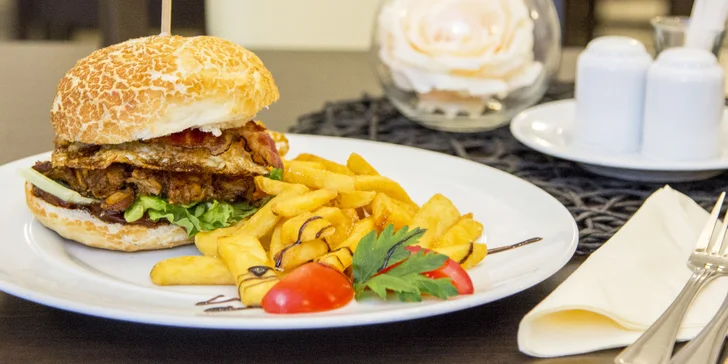 Burgery pro 1 či 2 osoby v zámecké restauraci: trhané vepřové maso a steakové hranolky